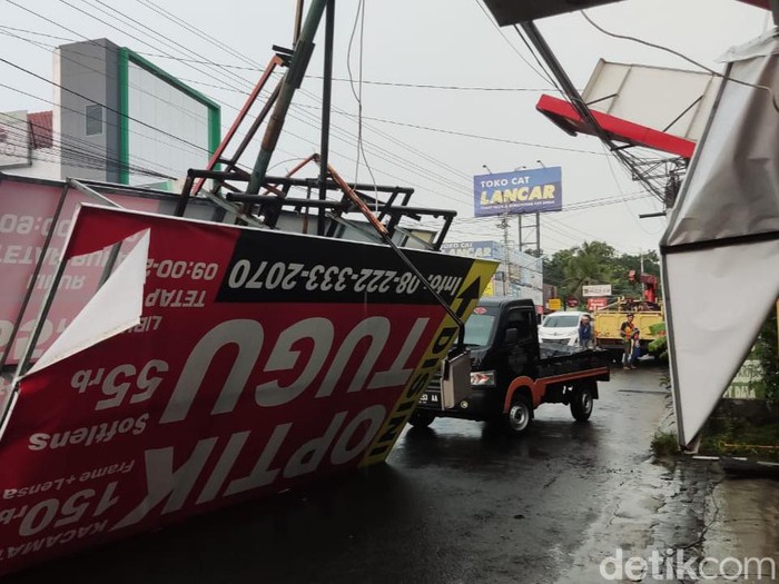 Baliho di Jalan Kaliurang Km 7 roboh setelah diterjang hujan dan angin kencang.