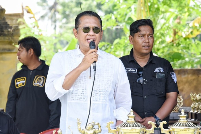 Ketua MPR RI Bambang Soesatyo menutup Lomba Burung Berkicau Road to Piala Ketua MPR RI 2022 yang digelar di Blackstone Beach Bali. Dalam kesempatan tersebut, Bamsoet mengapresiasi para peserta sekaligus mengajak masyarakat menggalakan kegiatan penangkaran.