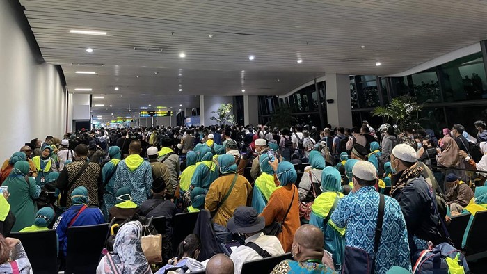 Keramaian antrean PCR di jalur PPLN Bandara Soekarno Hatta, Minggu (27/3/2022).