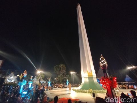 Pemprov Jatim menggelar acara bertajuk 'Peragaan Busana Canthing Jawi Wetan Go Global' pada Minggu (27/3/2022) malam. Acara dihadiri sejumlah tamu undangan dan pejabat se-Jatim.