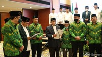 Presiden Syarikat Islam Hamdan Zoelva, Sekretaris Jenderal Syarikat Islam Ferry Juliantono, Ketua Umum Majelis Syari Syarikat Islam Dr KH Sodikun melakukan pelantikan pengurus DPP Syarikat Islam di Jakarta, Senin (28/3/2022).   