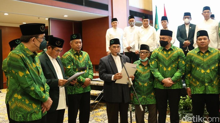 Begini Momen Pelantikan DPP Syarikat Islam Presiden Syarikat Islam Hamdan Zoelva, Sekretaris Jenderal Syarikay Islam Ferry Juliantono, Ketua Umum Majelis Syar'i Syarikat Islam Dr KH Sodikun melakukan pelantikan pengurus DPP Syarikat Islam di Jakarta, Senin (28/3/2022).