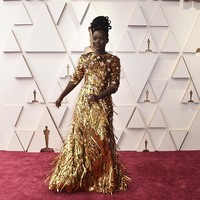 Selalu berani tampil berisiko, Lupita Nyongo memberikan vibe piala Oscar dengan gaun emas dari Prada yang bermandikan fringe nan jenaka. (Foto: Jordan Strauss/Invision/AP)