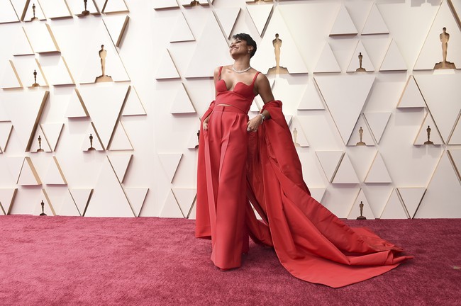 Tampil perdana di karpet merah Oscar, bintang ‘West Side Story’ Ariana DeBose tak mengecewakan dangan gayanya. Ia berbalut jumpsuit merah lengkap dengan kantong, berikut cape yang memberikan sentuhan mewah. Busana keluaran Valentino ini menemani momen bersejarah Ariana saat menjadi aktris queer Latin-Afro pertama yang memenangkan Oscar. (Foto: Jordan Strauss/Invision/AP)