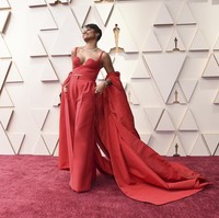 Tampil perdana di karpet merah Oscar, bintang ‘West Side Story’ Ariana DeBose tak mengecewakan dangan gayanya. Ia berbalut jumpsuit merah lengkap dengan kantong, berikut cape yang memberikan sentuhan mewah. Busana keluaran Valentino ini menemani momen bersejarah Ariana saat menjadi aktris queer Latin-Afro pertama yang memenangkan Oscar. (Foto: Jordan Strauss/Invision/AP)