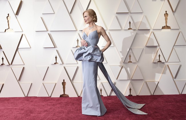 Nicole Kidman yang menjadi nomine aktris terbaik di Oscar 2022 untuk penampilannya di film ‘Being Ricardos’ tampil elegan dengan gaun berstrukur dengan peplum dan pita berporsi besar dari Armani Prive. (Foto: Jordan Strauss/Invision/AP)