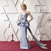 Nicole Kidman yang menjadi nomine aktris terbaik di Oscar 2022 untuk penampilannya di film ‘Being Ricardos’ tampil elegan dengan gaun berstrukur dengan peplum dan pita berporsi besar dari Armani Prive. (Foto: Jordan Strauss/Invision/AP)