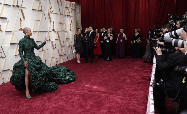 Momen Oscar 2022 dirayakan aktris Jada Pinkett Smith dengan gaun couture. Gaun hijau zamrud buah kolaborasi Jean Paul Gaultier dan Glenn Martens dari brand Diesel dan Y/Project hadir dengan ekor panjang penuh kerutan yang menggumpal nan dramatis. Jada datang untuk mendukung suaminya, Will Smith, yang masuk nominasi aktor utama terbaik berkat perannya di film ‘King Richards’. (Foto: Jordan Strauss/Invision/AP)
