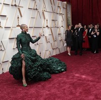 Momen Oscar 2022 dirayakan aktris Jada Pinkett Smith dengan gaun couture. Gaun hijau zamrud buah kolaborasi Jean Paul Gaultier dan Glenn Martens dari brand Diesel dan Y/Project hadir dengan ekor panjang penuh kerutan yang menggumpal nan dramatis. Jada datang untuk mendukung suaminya, Will Smith, yang masuk nominasi aktor utama terbaik berkat perannya di film ‘King Richards’. (Foto: Jordan Strauss/Invision/AP)
