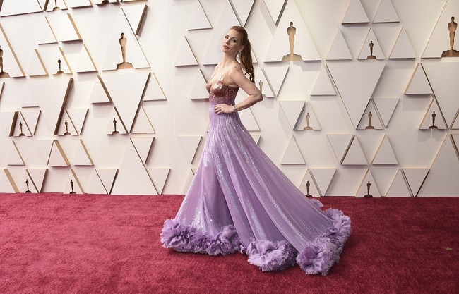 Jessica Chastain kembali dinomasikan di ajang Oscar, kali ini berkat perannya di film “The Eyes of Tammy Faye”. Maka untuk momen spesialnya, ia mengenakan gaun ombre champagne-violet nan berkilauan dari Gucci. (Foto: Jordan Strauss/Invision/AP)