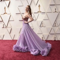 Jessica Chastain kembali dinomasikan di ajang Oscar, kali ini berkat perannya di film “The Eyes of Tammy Faye”. Maka untuk momen spesialnya, ia mengenakan gaun ombre champagne-violet nan berkilauan dari Gucci. (Foto: Jordan Strauss/Invision/AP)