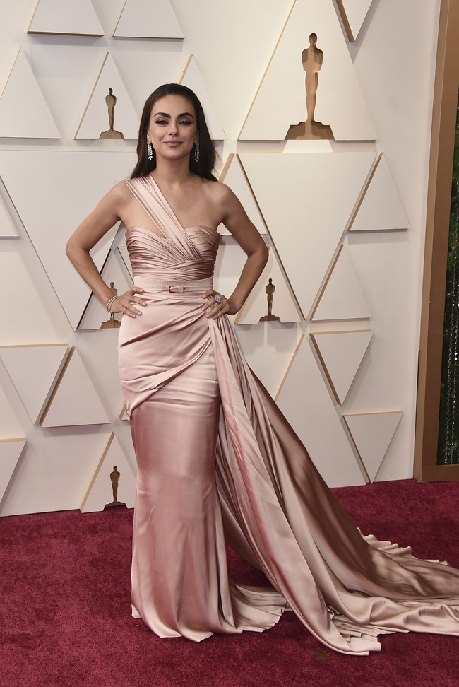 Mila Kunis ikut mencuri atensi dengan gaun buah desain Zuhair Murad. Gaun tersebut dipermanis dengan bahu asimetris dan slim belt. Didampingi sang suami, Ashton Kutcher, perempuan keturunan Ukraina ini mengajak para tamu Oscar mengheningkan cipta sejenak saat acara berlangsung.  (Foto: Jordan Strauss/Invision/AP)
