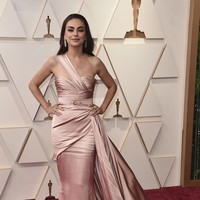 Mila Kunis ikut mencuri atensi dengan gaun buah desain Zuhair Murad. Gaun tersebut dipermanis dengan bahu asimetris dan slim belt. Didampingi sang suami, Ashton Kutcher, perempuan keturunan Ukraina ini mengajak para tamu Oscar mengheningkan cipta sejenak saat acara berlangsung.  (Foto: Jordan Strauss/Invision/AP)