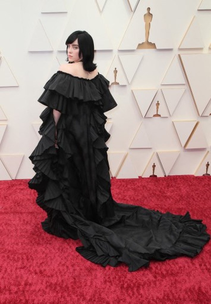 Billie Eilish HOLLYWOOD, CALIFORNIA - MARCH 27: (L-R) FINNEAS and Billie Eilish attend the 94th Annual Academy Awards at Hollywood and Highland on March 27, 2022 in Hollywood, California. David Livingston/Getty Images/AFP (Photo by David Livingston / GETTY IMAGES NORTH AMERICA / Getty Images via AFP)