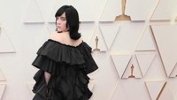 Billie Eilish mencuri perhatian karena gaya yang benar-benar berbeda. Foto: Getty Images via AFP/DAVID LIVINGSTON