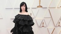 Billie Eilish tampil dengan gaun off-the-shoulders hitam berjenjang. Foto: Getty Images via AFP/DAVID LIVINGSTON