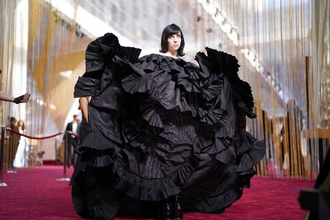 Billie Eilish hampir tenggelam dalam balutan gaun hitam Gucci ini. (Foto: John Locher/Invision/AP/John Locher)