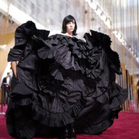 Billie Eilish hampir tenggelam dalam balutan gaun hitam Gucci ini. (Foto: John Locher/Invision/AP/John Locher)