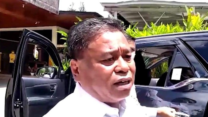 Bupati Toraja Utara Yohanis Bassang meminta aksinya mendobrak pintu kaca hingga pecah tidak dibesar-besarkan (Dok. Istimewa)