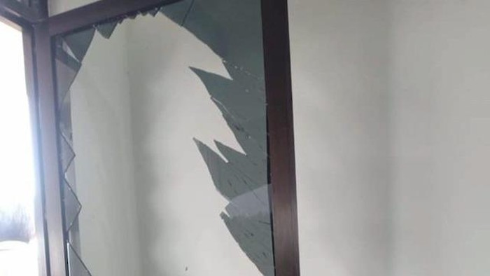 Bupati Toraja Utara Yohanis Bassang rusak pintu kaca heboh di media sosial (Dok. Istimewa)