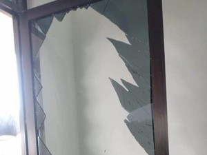 Heboh Bupati Toraja Utara Tak Tahan Kehujanan-Dobrak Pintu Kaca Hingga Pecah