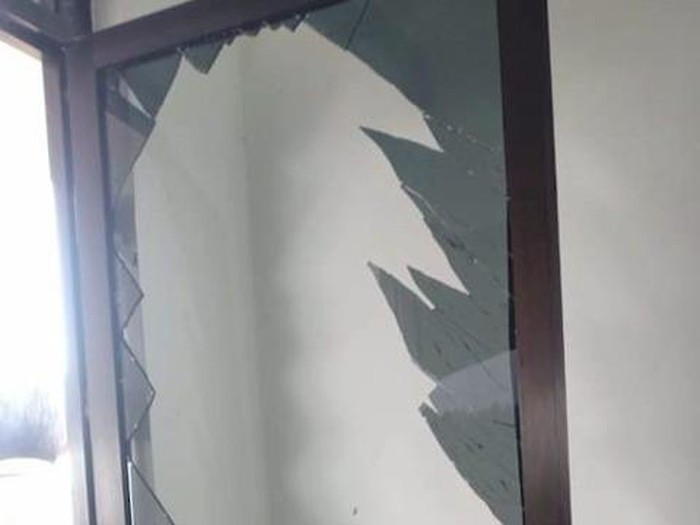 Bupati Toraja Utara Yohanis Bassang rusak pintu kaca heboh di media sosial (Dok. Istimewa)