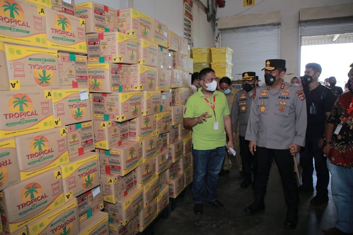 Kapolda NTB Irjen Pol. Djoko Poerwanto meninjau secara langsung salah satu distributor minyak goreng CV. Putra Jaya Kencana dan gudang utama Alfamart di Dasan Cermen, Kota Mataram.
