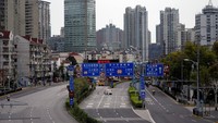 Jalanan Kota Shanghai terpantau sepi akibat penerapan lockdown. Transportasi umum akan ditangguhkan dan perusahaan serta pabrik harus menghentikan operasi atau bekerja dari jarak jauh.