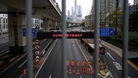 Shanghai, karena kepadatan penduduknya yang tinggi, menjadi kota terbesar yang dikunci hingga saat ini.