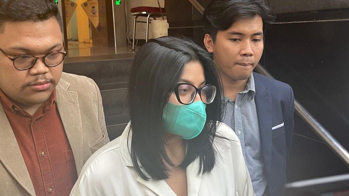 Dea OnlyFans wajib lapor di Polda Metro Jaya. (Foto: Hanafi/detikcom) Dea OnlyFans wajib lapor di Polda Metro Jaya. (Foto: Hanafi/detikcom)