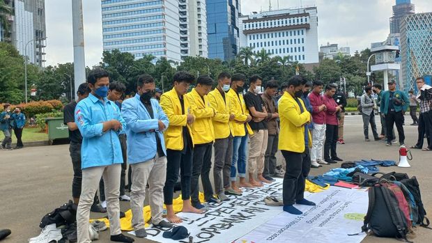 Demo BEM SI menolak penundaan pemilu 2024 di Patung Kuda, Jakpus, Senin (28/3/2022).
