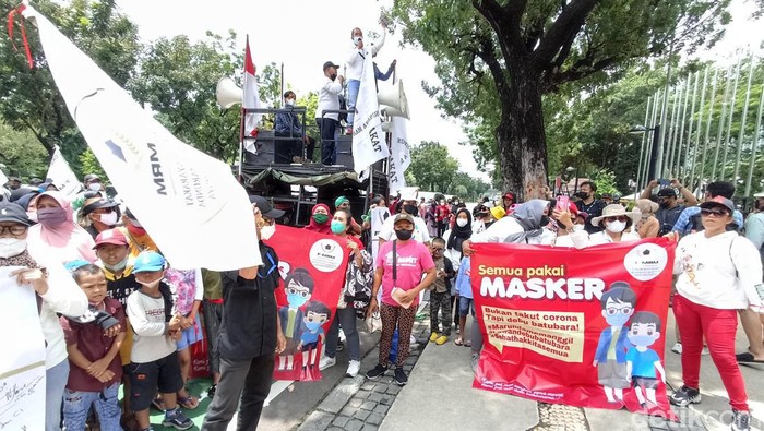 Demo warga Marunda di Balai Kota Jakarta.
