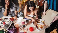 Aktris cantik berusia 24 tahun ini memang kerap mendapatkan banyak komentar buruk dan hujatan dari orang-orang. Namun Bella seakan tak anggap pusing, ia malah santai membagikan banyak momen kulinerannya bersama teman-temannya. Foto: JustJared/Site/Instagram