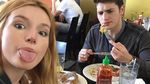 Disebut Bintang Porno Kontroversial, Intip Pose Bella Thorne Saat Makan