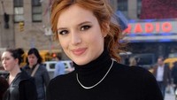 Terlepas dari kontroversinya, Bella dikenal sebagai sosok yang ramah. Ia juga tidak sungkan memilih makanan kaki lima untuk dinikmatinya. Foto: JustJared/Site/Instagram