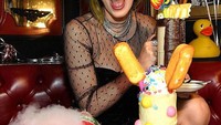 Paling suka makanan manis, jangan heran kalau kebanyakan foto Bella di restoran selalu dipenuhi aneka dessert, minuman sampai permen dan es krim yang meriah. Foto: JustJared/Site/Instagram