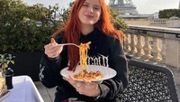 Liburan ke Paris, Bella mirip seperti turis lainnya. Ia pamer makan pasta, dengan pemandangan menara Eiffel yang indah sebagai latar fotonya. Foto: JustJared/Site/Instagram