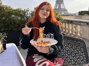 Disebut Bintang Porno Kontroversial, Intip Pose Bella Thorne Saat Makan