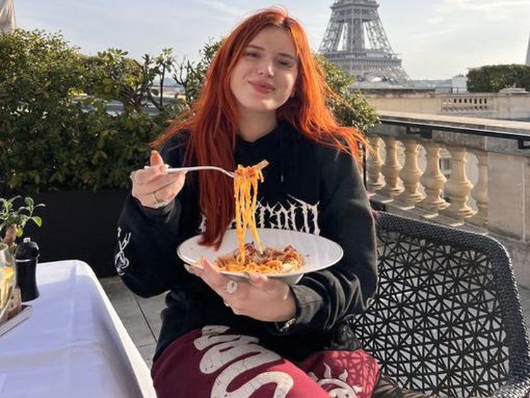 Disebut Bintang Porno Kontroversial, Intip Pose Bella Thorne Saat Makan