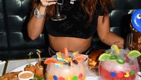 Terakhir ini foto Bella, saat menghabiskan waktu bersantai makan malam di restoran Sugar favoritnya. Menunya yang ia pilih ada onion rings, ayam goreng, buger slider hingga cocktail penuh permen. Foto: JustJared/Site/Instagram