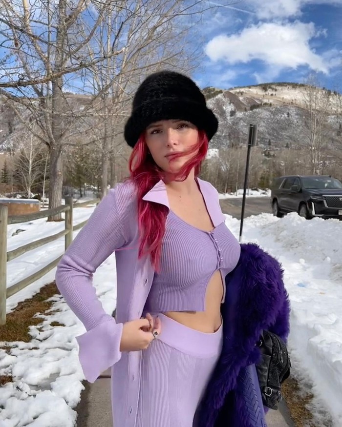 Disebut Bintang Porno Kontroversial, Bella Thorne Cuek dan Tetap Asik Makan Disebut Bintang Porno Kontroversial, Bella Thorne Cuek dan Tetap Asik Makan