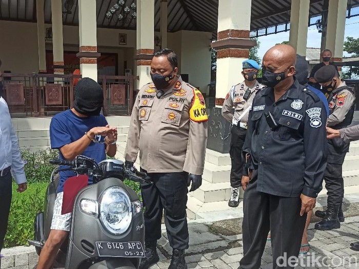 Dua tersangka begal bersenjata tajam jenis bendo atau parang ditangkap Polres.
