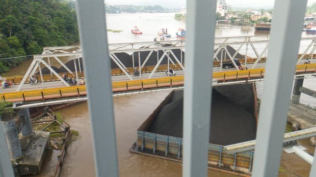 Dua kapal ponton bermuatan batu bara menabrak jembatan Mahakam, Samarinda, dan kini disanksi penundaan berlayar.
