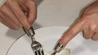 Menggabungkan konsep makan dengan pisau, garpu, dan tangan begini jadinya jika diwujudkan. Tidak memiliki gagang, garpu dan pisau ini harus dimasukkan ke ujung jari jika ingin digunakan. Foto: 1cak.com