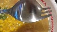 Praktis! Penggabungan sendok dan garpu ini pastinya memudahkan pelanggan yang memesan semangkuk mie kuah di sini. Di ujung sendoknya ada garpu yang bisa digunakan untuk mengambil mie. Foto: 1cak.com
