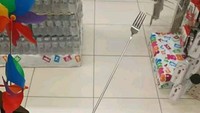 Tidak bisa ditebak berapa panjangnya, sepertinya garpu ini bukan hanya untuk makan. Netizen yang melihatnya percaya garpu ini bisa dipakai untuk menggaruk punggung. Foto: 1cak.com