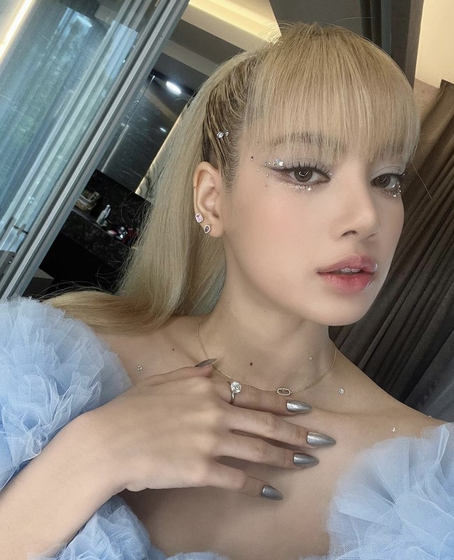 Lisa BLACKPINK menjadi model runway fashion show CELINE 14 WOMAN WINTER 22. Personel BLACKPINK asal Thailand itu terlihat memukau dalam balutan gaun berwarna silver dan bicker jacket berwarna hitam. Dia pun memamerkan foto liburannya. Foto: dok. Instagram @lalalalisa_m