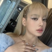 Lisa BLACKPINK menjadi model runway fashion show CELINE 14 WOMAN WINTER 22. Personel BLACKPINK asal Thailand itu terlihat memukau dalam balutan gaun berwarna silver dan bicker jacket berwarna hitam. Dia pun memamerkan foto liburannya. Foto: dok. Instagram @lalalalisa_m