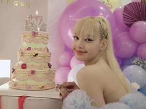 Gaya Lisa BLACKPINK Rayakan Ultah di Thailand, Pakai Gaun Mini Bak Princess