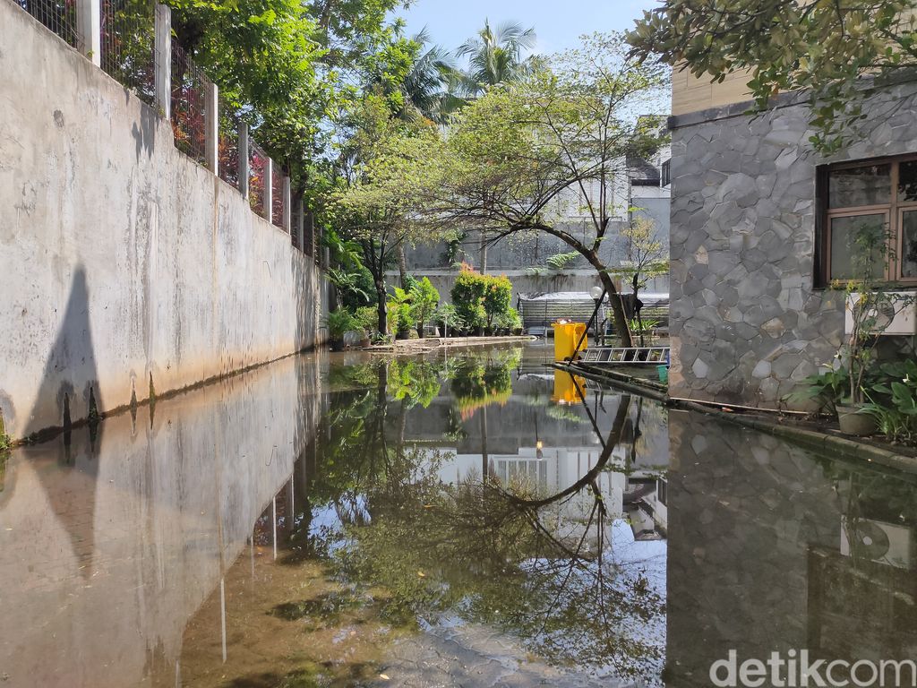 Genangan di halaman GPIB Jemaat Sumber Kasih, Lebak Bulus, Jakarta Selatan, 28 Maret 2022 siang. (Mulia Budi/detikcom)